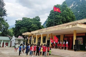 Học sinh Trường THCS Sơn Thủy (Quan Sơn, Thanh Hóa) tập hát Quốc ca, chuẩn bị cho lễ Khai giảng năm học mới.