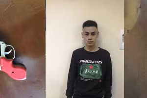 Nghi phạm Lê Đình Hoài và chiếc sung nhựa cùng con dao. Ảnh: Công can Thanh Hóa cung cấp.