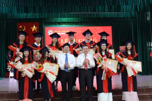 Lãnh đạo Trường ĐH Hồng Đức (Thanh Hóa) trao giấy khen cho các tân cử nhân, kỹ sư có thành tích xuất sắc trong học tập.