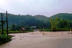 Đường giao thông bị nước tràn qua khiến người và phương tiện giao thông không qua lại được. Ảnh: Người dân cung cấp.