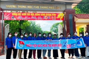 Thanh niên tình nguyện tiếp sức mùa thi ở Trường THPT Hậu Lộc 1 (Thanh Hóa).