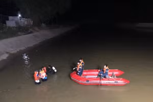 Lực lượng chức năng xuyên đêm tìm kiếm các nạn nhân đuối nước ở huyện Thiệu Hóa, Thanh Hóa.