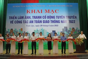 Lãnh đạo Sở TT&TT tỉnh Thanh Hóa cùng lãnh đạo huyện Vĩnh Lộc cắt băng khai mạc triển lãm.