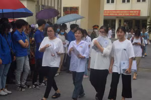 Thí sinh ở Thanh Hóa ra khỏi phòng thi sau buổi thi các môn Tổ hợp.