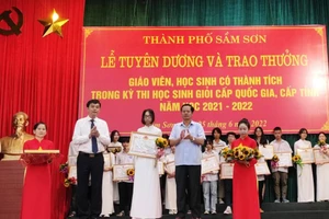 Lãnh đạo UBND TP Sầm Sơn trao thưởng cho học sinh đoạt giải các kỳ thi cấp tỉnh và cấp Quốc gia năm học 2021-2022.