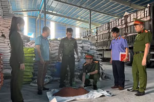 Công an TP Thanh Hóa kiểm tra, thu giữ phân bón giả. Ảnh: Công an cung cấp.