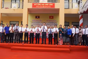 Lãnh đạo tỉnh Thanh Hóa và tỉnh Hủa Phăn trong buổi lễ bàn giao ký túc xá phục vụ sinh viên Lào tại Trường ĐH Hồng Đức.