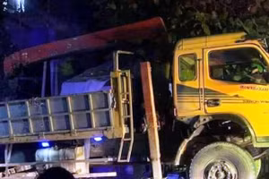 Chiếc xe tải va chạm với xe máy.