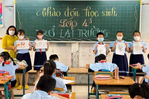 Học sinh Trường Tiểu học Phú Thọ (Quận 11) thực hiện tốt quy định 5K khi trở lại lớp.
