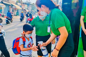 Trẻ mầm non rửa tay sát khuẩn trước khi vào lớp.