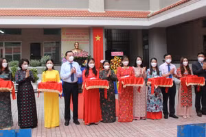 Các đại biểu cắt băng khánh thành tượng chân dung cố Luật sư Nguyễn Hữu Thọ.