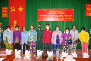 Đại diện đồn Biên phòng Lai Hoà và mạnh thường quân tặng gạo cho các hộ gia đình Khmer nghèo.