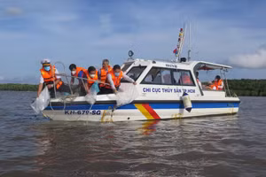 Lãnh đạo Sở NN-PTNT TP.HCM cùng các đại biểu thả cá giống xuống sông.