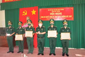 Đại tá Trịnh Kim Khâm, Chỉ huy trưởng bộ đội Biên phòng Sóc Trăng trao khen thưởng đột xuất và giấy khen cho các tập thể và cá nhân.