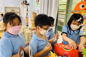 Học sinh Trường Tiểu học Phú Thọ tham gia nuôi heo đất giúp bạn vượt khó.