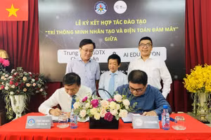 Lãnh đạo TTGDTX Chu Văn An và AI Education ký kết hợp tác đào tạo.