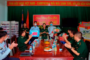 Đại tá Nguyễn Đức Ý, Phụ trách Hiệu trưởng chúc mừng học viên Campuchia nhân dịp Tết cổ truyền Chôl Chnăm Thmây.