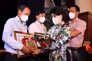 Bà Tô Thị Bích Châu, Chủ tịch Ủy ban MTTQ Việt Nam TP Hồ Chí Minh tặng Bằng khen cho các tập thể.