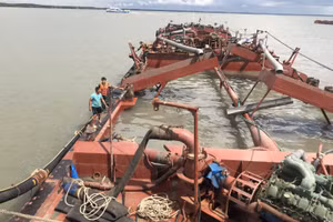 Phương tiện khai thác cát trái phép bị lực lượng Biên phòng bắt giữ.