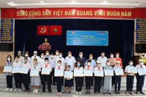 100 suất học bổng cho học sinh, sinh viên dân tộc thiểu số quận 8.