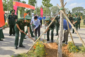 Lãnh đạo Biên phòng Kiên Giang và huyện Hòn Đất trồng cây xanh tại Tiểu đoàn huấn luyện cơ động.