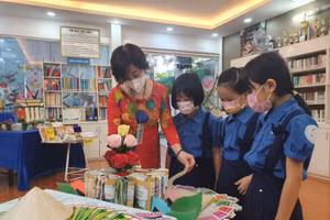 Học sinh tham quan khu trưng bày sách tại thư viện nhà trường.