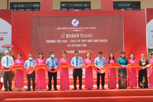 Các đại biểu cắt băng khánh thành Trường TH,THCS,THPT Ngô Thời Nhiệm cơ sở 4. 