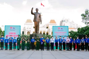 Lãnh đạo bộ đội Biên phòng TPHCM và Thành đoàn TP tặng hoa và trao thẻ đeo cho Ban tổ chức Hội trại truyền thống “Tuổi trẻ giữ biển” năm 2022.