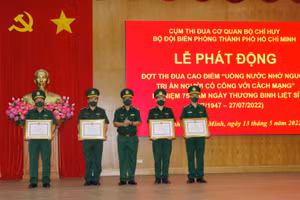 Thượng tá Đoàn Duy Phước trao bằng khen của UBND TPHCM cho 4 cá nhân đạt thành tích xuất sắc trong tham gia hỗ trợ công tác phòng chống dịch Covid-19.