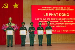 Thượng tá Đoàn Duy Phước trao bằng khen của UBND TPHCM cho 4 cá nhân đạt thành tích xuất sắc trong tham gia hỗ trợ công tác phòng chống dịch Covid-19.