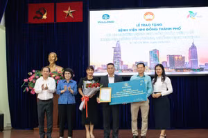 Công ty cổ phần Địa ốc Phú Long trao biển tượng trưng 1 xe chuyên dụng cho Bệnh viện Nhi đồng TP.