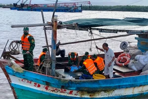 Lực lượng cứu hộ tiến hành sơ cứu nạn nhân.