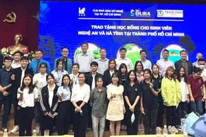 CLB Nhà báo xứ Nghệ tại Thành phố Hồ Chí Minh cùng doanh nghiệp trao 50 suất học bổng cho sinh viên nghèo vượt khó 2 tỉnh Nghệ An và Hà Tĩnh.