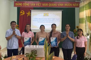 Chủ tịch Công đoàn Giáo dục Việt Nam Nguyễn Ngọc Ân tặng quà cho các trường học tại huyện Côn Đảo.