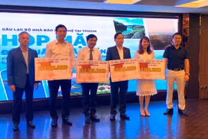 Lãnh đạo các đơn vị tiếp nhận biểu trưng 400 suất học bổng cho học sinh, sinh viên có hoàn cảnh khó khăn.