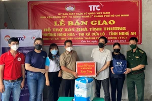 Đoàn công tác bàn giao nhà tình thương cho hộ dân có hoàn cảnh khó khăn tại phường Nghi Hòa, thị xã Cửa Lò.