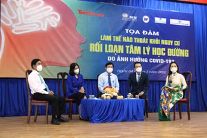 Các chuyên gia đưa ra lời khuyên cho các em học sinh tại buổi tọa đàm.