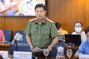 Thượng tá Lê Mạnh Hà thông tin tại buổi họp báo.