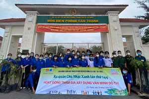 Đoàn viên thanh niên tại địa bàn thị Trấn Cần Thạnh ra quân ngày chủ nhật xanh lần thứ 144.