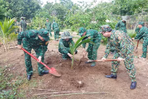  Lãnh đạo BĐBP tỉnh Sóc Trăng cùng lãnh đạo các đơn vị tham gia trồng cây ăn trái trong khuôn viên đồn Biên phòng Trung Bình, BĐBP Sóc Trăng.
