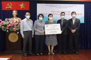  Công ty Cổ phần Toàn Hải Vân (TTC Phú Quốc) trao biển tượng trưng kinh phí và vật tư y tế cho Ủy ban MTTQ Việt Nam TPHCM. 