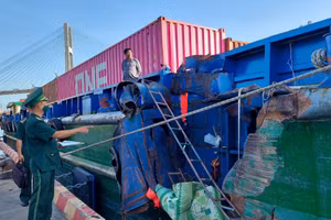 Cán bộ Trạm Biên phòng cửa khẩu cảng Phú Mỹ xác minh vụ tại nạn giữa tàu vận tải biển với xà lan chở Container trên sông Sài Gòn.