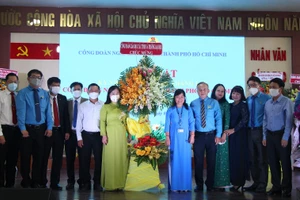 Công đoàn Giáo dục các tỉnh và trường Đại học tặng hoa chúc mừng 45 năm ngày thành lập Công đoàn Giáo dục TPHCM.