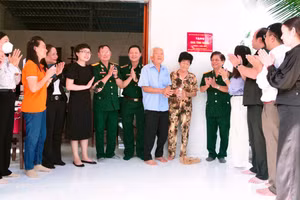 Đại diện lãnh đạo các đơn vị bàn giao “Nhà tình nghĩa” cho bà Lê Thị Tôn.