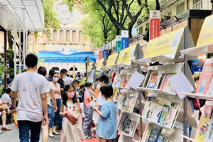 Đường sách Thành phố Hồ Chí Minh đón khoảng 15.000 lượt khách dịp nghỉ lễ.