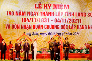 Chủ tịch nước Nguyễn Xuân Phúc gắn Huân chương Độc lập hạng Nhất lên Quốc kỳ, trao tặng phần thưởng cao quý của Đảng và Nhà nước cho Đảng bộ, chính quyền, nhân dân các dân tộc tỉnh Lạng Sơn.