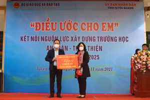 Ông Hoàng Việt Phương, Phó Chủ tịch UBND tỉnh Tuyên Quang đại diện địa phương nhận kinh phí hỗ trợ từ Thứ trưởng Bộ GD&ĐT Ngô Thị Minh