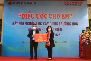 Ông Hoàng Việt Phương, Phó Chủ tịch UBND tỉnh Tuyên Quang đại diện địa phương nhận kinh phí hỗ trợ từ Thứ trưởng Bộ GD&ĐT Ngô Thị Minh