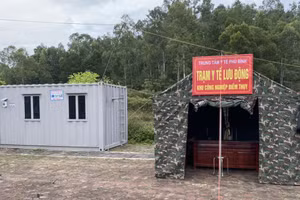 Trạm y tế lưu động phục vụ phòng, chống dịch Covid-19 tại Phú Bình, Thái Nguyên.