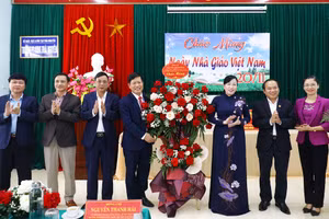 Bí thư Nguyễn Thanh Hải cùng đoàn công tác thăm, chúc mừng, tặng quà cán bộ giáo viên Trường PT Dân tộc nội trú tỉnh Thái Nguyên.